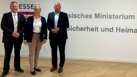 Ansprechpartner der Polizei  Zwei Männer und eine Frau schauen in Kamera.