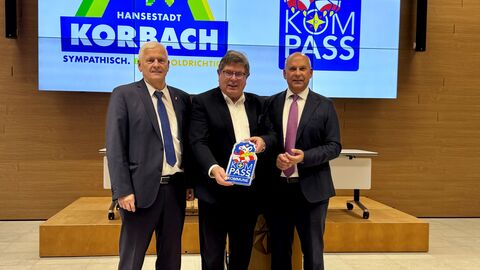 : v.l.n.r. Polizeipräsident Konrad Stelzenbach, Bürgermeister Klaus Friedrich und Innenminister Roman Poseck stehen nebeneinander. Die Person in der Mitte hält das Siegel.