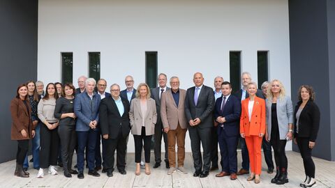 Landesvertriebenenbeirat Eine Gruppe Personen steht zum Gruppenfoto aufgestellt.