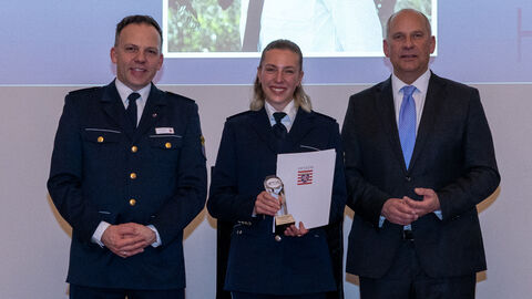 Polizeidirektor Stefan Müller, Nele Weßel und Innenminister Roman Poseck auf einer Bühne