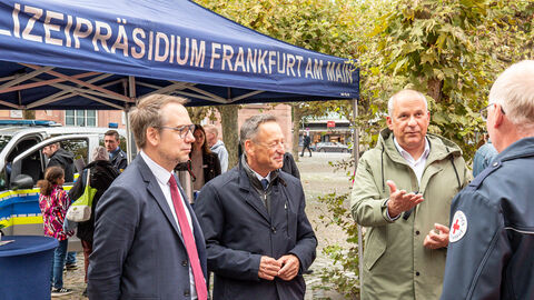 Innenminister Roman Poseck und Polizeipräsident Stefan Müller im Austausch.