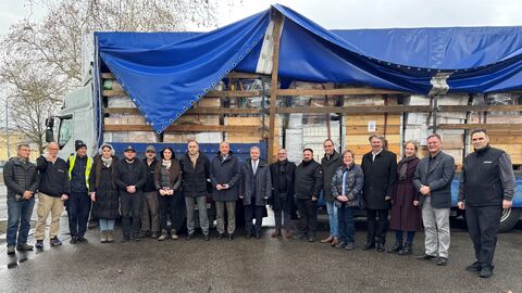 Innenminister Roman Poseck, Generalkonsul der Ukraine Vadym Kostiuk und der Initiator der Initiative Frankfurt for Ukraine Jumas Medoff sowie weitere ehrenamtliche Helfer der Initiative.