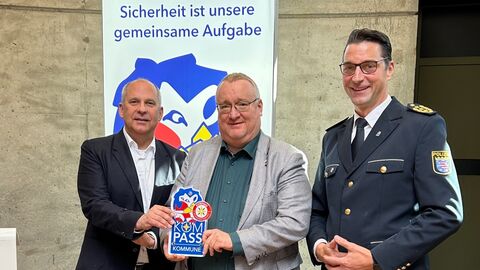 Innenminister Roman Poseck mit Polizeipräsident Felix Paschek und Bürgermeister Klaus Schindling Innenminister Roman Poseck mit Polizeipräsident Felix Paschek und Bürgermeister Klaus Schindling