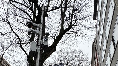  Videoschutzanlage, Im Hintergrund stehen Bäume und Gebäude.