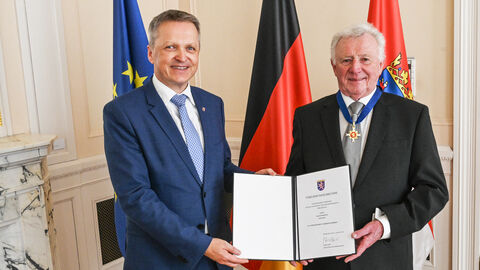 Aushändigung des Hessischen Verdienstordens an Herrn Klaus Bastian durch Herrn Staatssekretär Martin Rößler