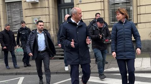 Mehrere Personen gehen über einen Zebrastreifen.