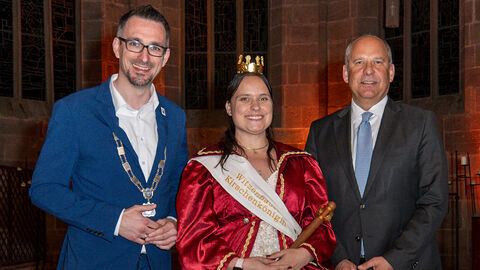 Innenminister Roman Poseck mit Bürgermeister Lukas Sittel und der Kirschkönigin Jana II