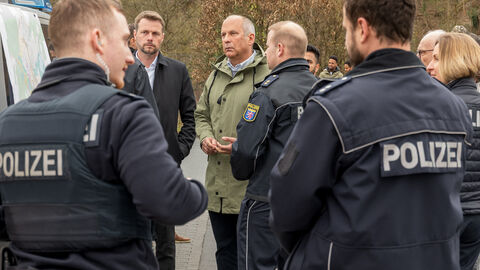Bildunterschrift: Innenminister Roman Poseck besucht die Einsatzkräfte in Weilburg