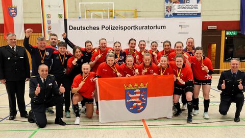 Südhessens Polizeipräsident Björn Gutzeit gemeinsam mit den Polizistinnen des Handballerteams der Deutschen Polizeimeisterschaft