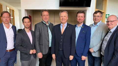 v.l.n.r. Sebastian Hillberger (Vorsitzender der Gemeindevertretung Habichtswald), Landtagsabgeordneter Oliver Ulloth (SPD), Rüdiger Germeroth (Bürgermeister Zierenberg), Staatssekretär Martin Rößler, Dr. Daniel Faßhauer (Bürgermeister Habichtswald) Hans Christian Göttlicher (MdL, CDU), Martin Rosowski (Erster Beigeordneter Habichtswald).  