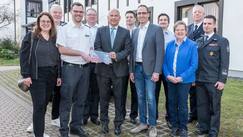 Innenminister Roman Poseck u.a. mit Bürgermeister Thorsten Eberhard, Landtagsabgeordnete Lisa Gnadl, Erster Stadtrat Thomas Repp, Stadtverordnetenvorsteherin Adelheid Spruck, Kreisbrandinspektor Lars Henrich