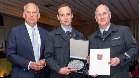 Innenminister Roman Poseck mit Wehrführer Florian Schmidt und dem 1. Vorsitzenden Andreas Viehweger 