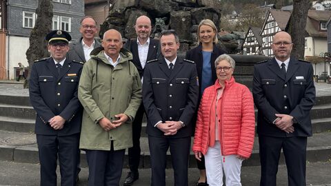 Hessentour Innenstadtoffensive Biedenkopf Innenminister Poseck steht mit weiteren Personen auf einem Platz.