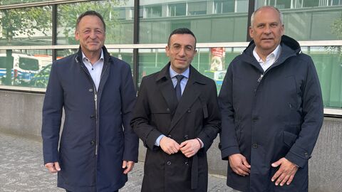 Polizeipräsident Stefan Müller, Oberbürgermeister Mike Josef und Innenminister Roman Poseck in Frankfurt