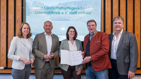 Bescheidübergabe IKZ Oberzent Zwei Frauen und drei Männer lächeln in die Kamera. Im Hintergrund steht: Der Landschaftspflegeverband Odenwaldkreis e.V. stellt sich vor.