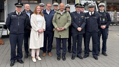 Hessentour Innenstadtoffensive Gießen Innenminister Poseck steht mit weiteren Personen auf einem Platz.