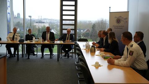 Blick in einen Meetingraum: Dort findet ein Gespräch verschiedenster Beteiligter statt.