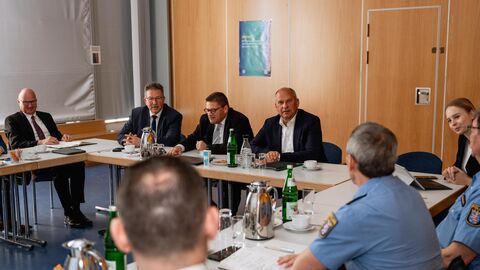 Blick in einen Besprechungsraum: Dort findet ein Meeting statt.
