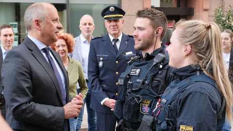 Innenstadtoffensive Innenminister Poseck im Gespräch mit drei Polizisten