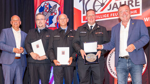 Heimatschutzminister Roman Poseck mit Verantwortlichen der Freiwilligen Feuerwehr Barig-Selbenhausen