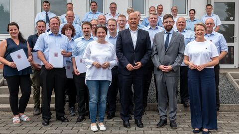 Innenminister Roman Poseck, Bürgermeister Patrick Kuhn, Wehführer Andreas Lehn, Landtagsabgeordnete Lena Arnold und Landtagsabgeordnete Karina Fissmann-Renner mit Mitglieder der Feuerwehr Ludwigsau-Friedlos 