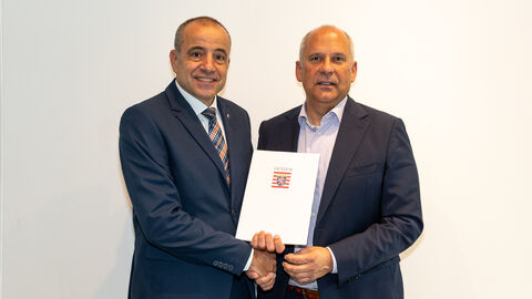 Innenminister Roman Poseck steht neben Björn Gutzeit und überreicht ihm eine Urkunde