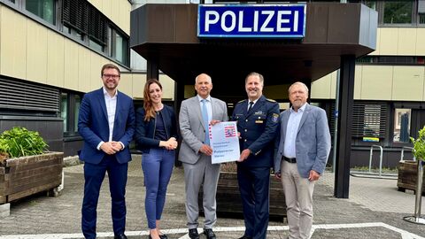 Eine Gruppe um Innenminister Poseck steht vor einem Gebäude mit der Aufschrift "Polizei".