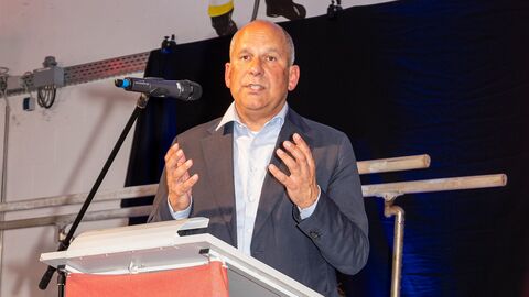 Heimatschutzminister Poseck steht an einem Rednerpult