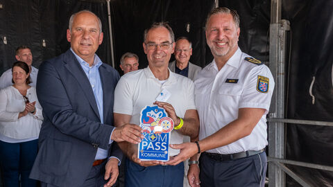 Innenminister Roman Poseck mit Bürgermeister Dr. Dieter Lang und Polizeipräsident Daniel Muth
