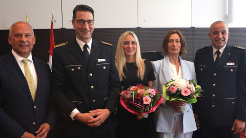 Innenminister Roman Poseck steht mit Paschek und Gutzeit sowie deren Frauen in einer Reihe.