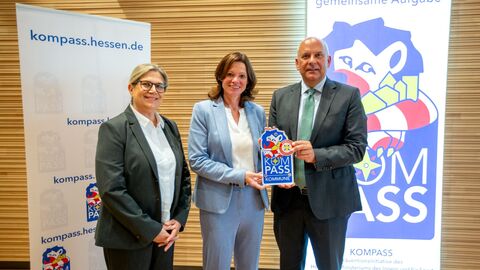 Innenminister Poseck übergibt das KOMPASS-Sicherheitssiegel an die Bürgermeisterin von Bruchköbel.