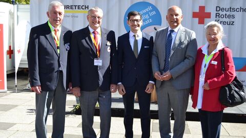 Innenminister Roman Poseck steht mit weiteren Beteiligten des Symposiums zum Gruppenfoto zusammen.