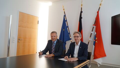 Staatssekretär Rößler und Institutsleiter Waidner bei der Unterzeichnung des Rahmenvertrags.