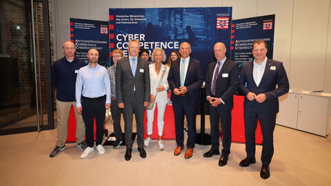 Innenminister Poseck und Staatssekretär Rößler mit weiteren Personen bei der Eröffnung des Cybersicherheitsgipfels.