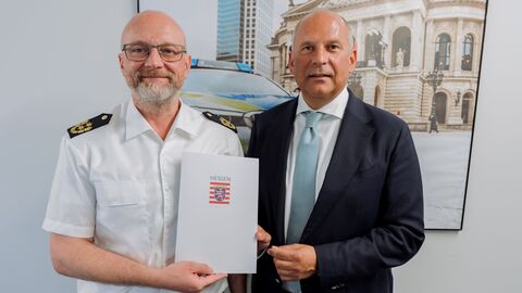 Innenminister Roman Poseck überreicht dem designierten Polizeipräsidenten von Südhessen, Christian Vögele, seine Ernennungsurkunde^.