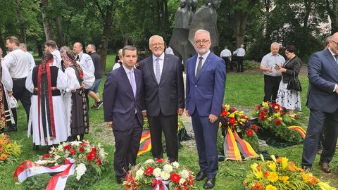 LBHS Hofmeister steht mit weiteren Personen vor Blumengestecken zusammen.
