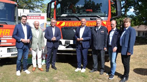 Heimatschutzminister Roman Poseck mit 6 weiteren Männern vor dem neuen Einsatzfahrzeug