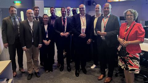 Innenminister Roman Poseck mit Dr. Holger Krag, Ralf Stettner und LfV-Präsident Bernd Neumann bei einem Besuch im Satellitenkontrollzentrum.