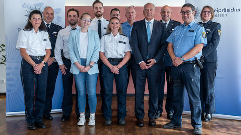 Polizistinnen und Polizisten posieren mit Innenminister