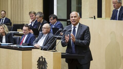 Roman Poseck im Bundesrat Mann hält Rede an Rednerpult im Bundesrat.