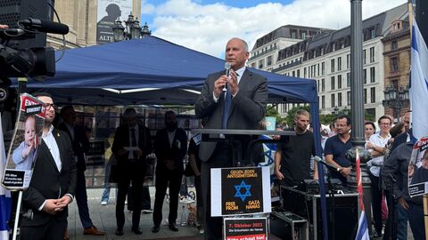 Roman Poseck steht auf einem Rednerpult und spricht in ein Mikrofon