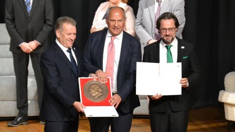 Roman Poseck u. a. mit dem Bürgermeister von Egelsbach, Tobias Wilbrand, bei der Verleihung der Freiherr-vom-Stein-Plakette Drei Männer stehen nebeneinander - zwei halten eine tellergroße Plakette in den Händen und einer eine Urkunde.
