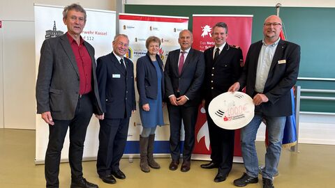 Mehrere Personen stehen zusammen.