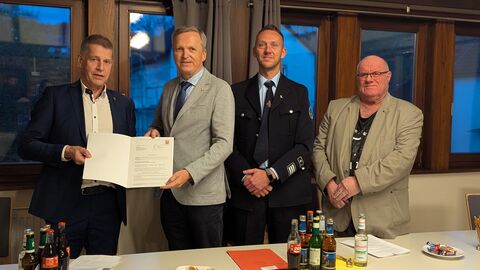 Staatssekretär Rößler steht mit weiteren Beteiligten bei der Bescheidübergabe zusammen.