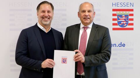 Innenminister Poseck und Daniel Muth bei der Übergabe der Ernennungsurkunde.