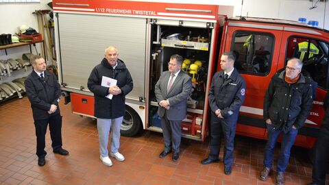Heimatschutzminister Roman Poseck mit Bürgermeister Friedrich Vogel und Angehörigen der Freiwilligen Feuerwehr Gembeck