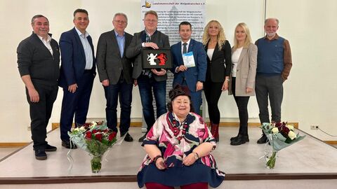 Landesbeauftragter Andreas Hofmeister mit weiteren Beteiligten bei der Jubiläumsveranstaltung auf einem Podium.