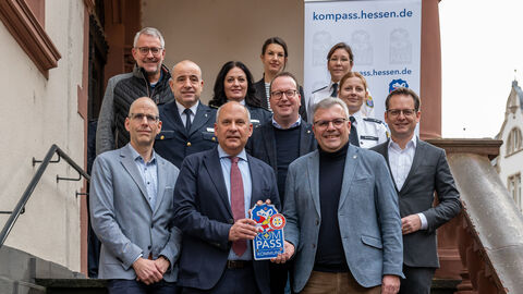 Ungefähr 10 Personen stehen auf einer Treppe - darunter der Innenminister und ein paar uniformierte Polizisten.