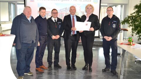 Innenminister Poseck mit weiteren Personen bei der Bescheidübergabe.