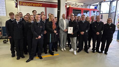 : Innenminister Roman Poseck zusammen mit Anna-Maria Schölch, MdL bei der Bescheidübergabe für ein neues Staffellöschfahrzeug bei der Feuerwehr in Fuldabrück 
